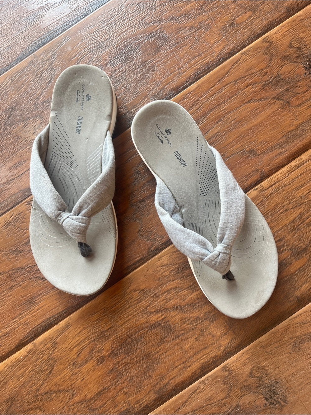 Clarks Women’s Light Gray Knotted Fabric Thong Sandals - Size 8.